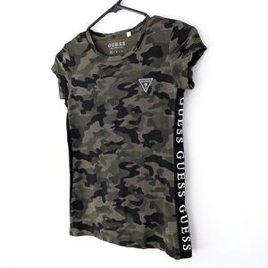 GUESS Camo Logo Tee – Y2K Streetwear Fitted Graphic T-Shirt ~ XS